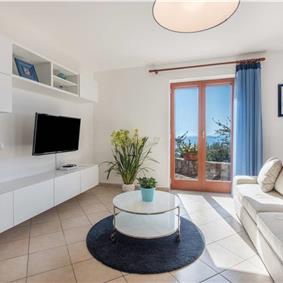 4 bedroom with pool and panoramic sea views near Serrento, sleeps 10